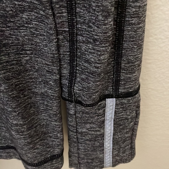 Lululemon Run: Back On Track Gray/Black Hooded Pullover-EUC—Size 12 - Picture 7 of 12